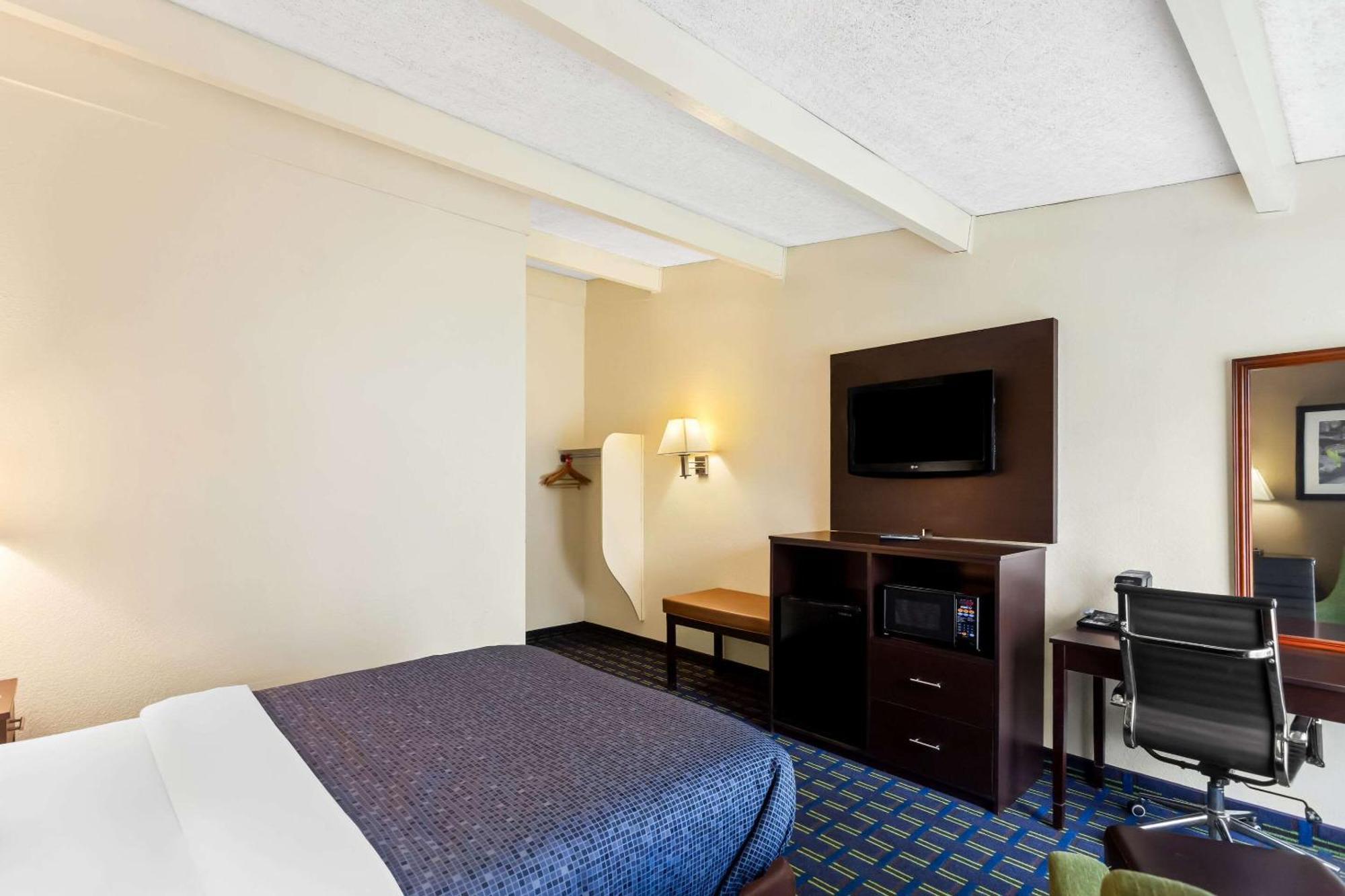 Econo Lodge Waynesboro - Skyline Drive Экстерьер фото